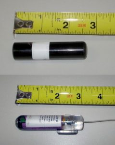 Figure 2 - Émetteur radio (photo du bas) et émetteur acoustique (photo du haut) utilisés pour le marquage des maskinongés. Photo : MFFP.